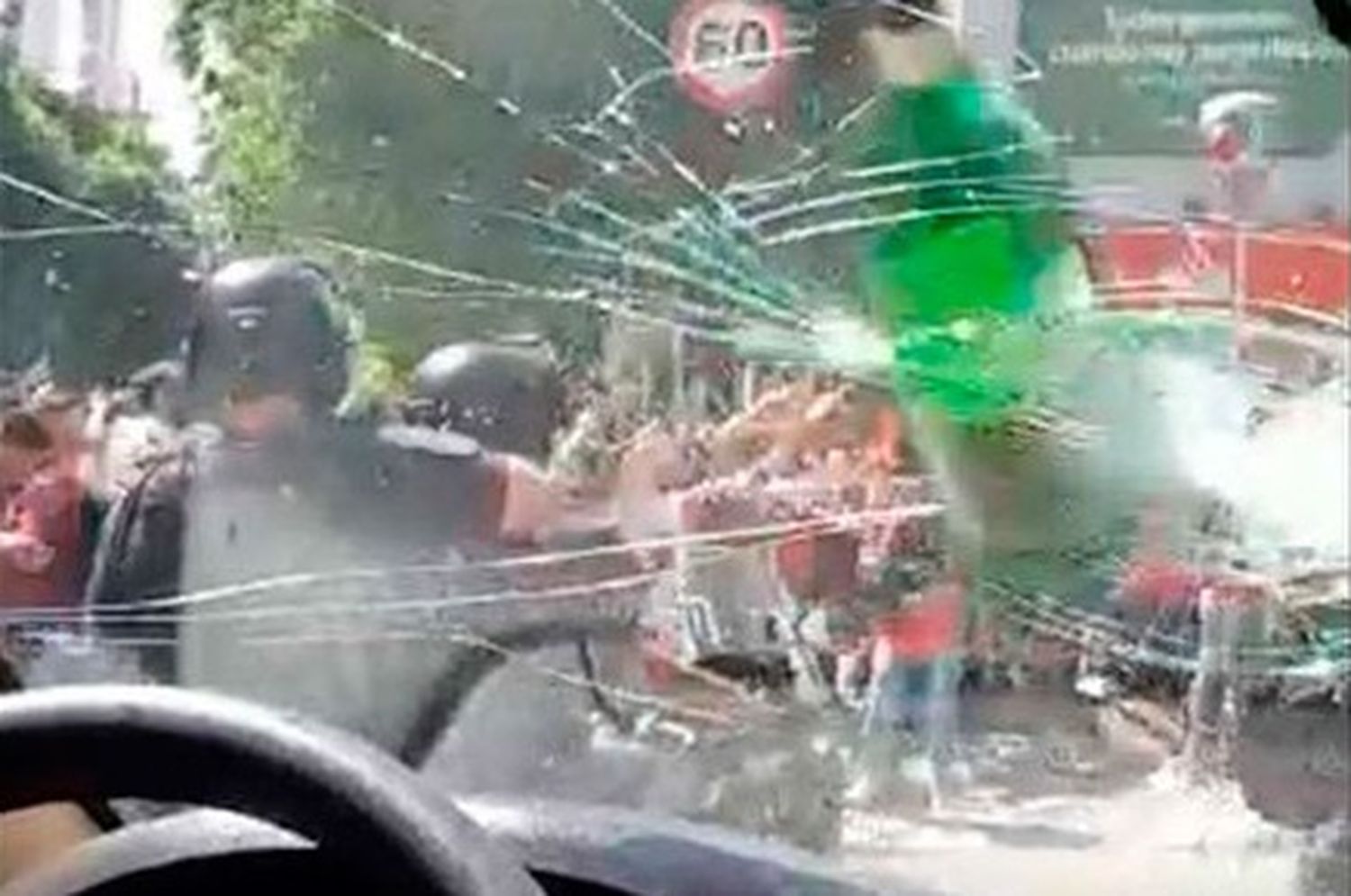 El video que muestra desde un patrullero la agresión al micro de Boca