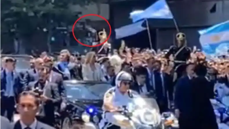 Quién es el entrerriano que le lanzó un botellazo a Javier Milei