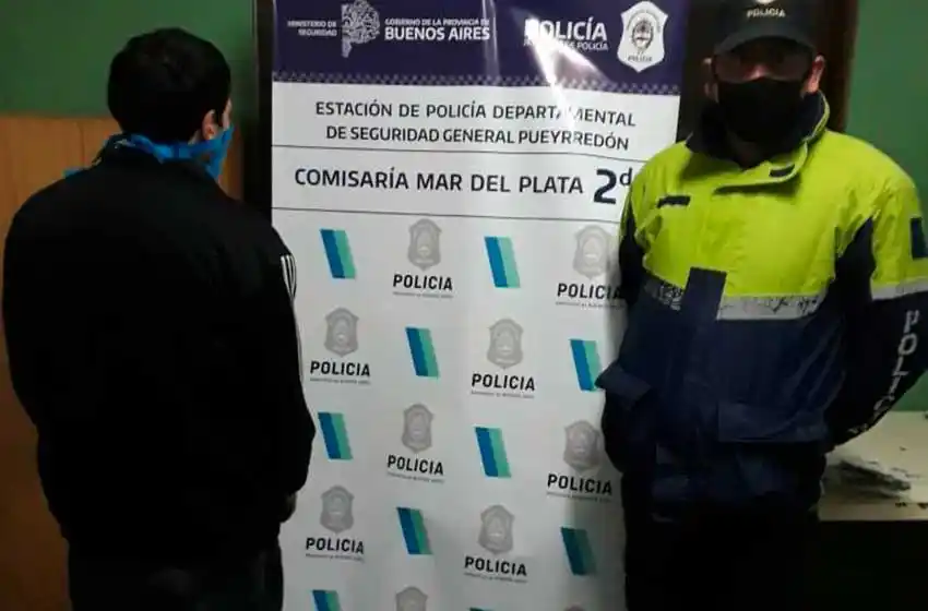 Robó productos de cosmética y chocolates importados: simulaba estar armado