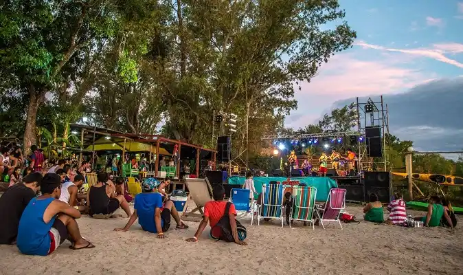 La Zimbabwe y Divina Ciencia abren la nueva temporada de Playa Papaya 
