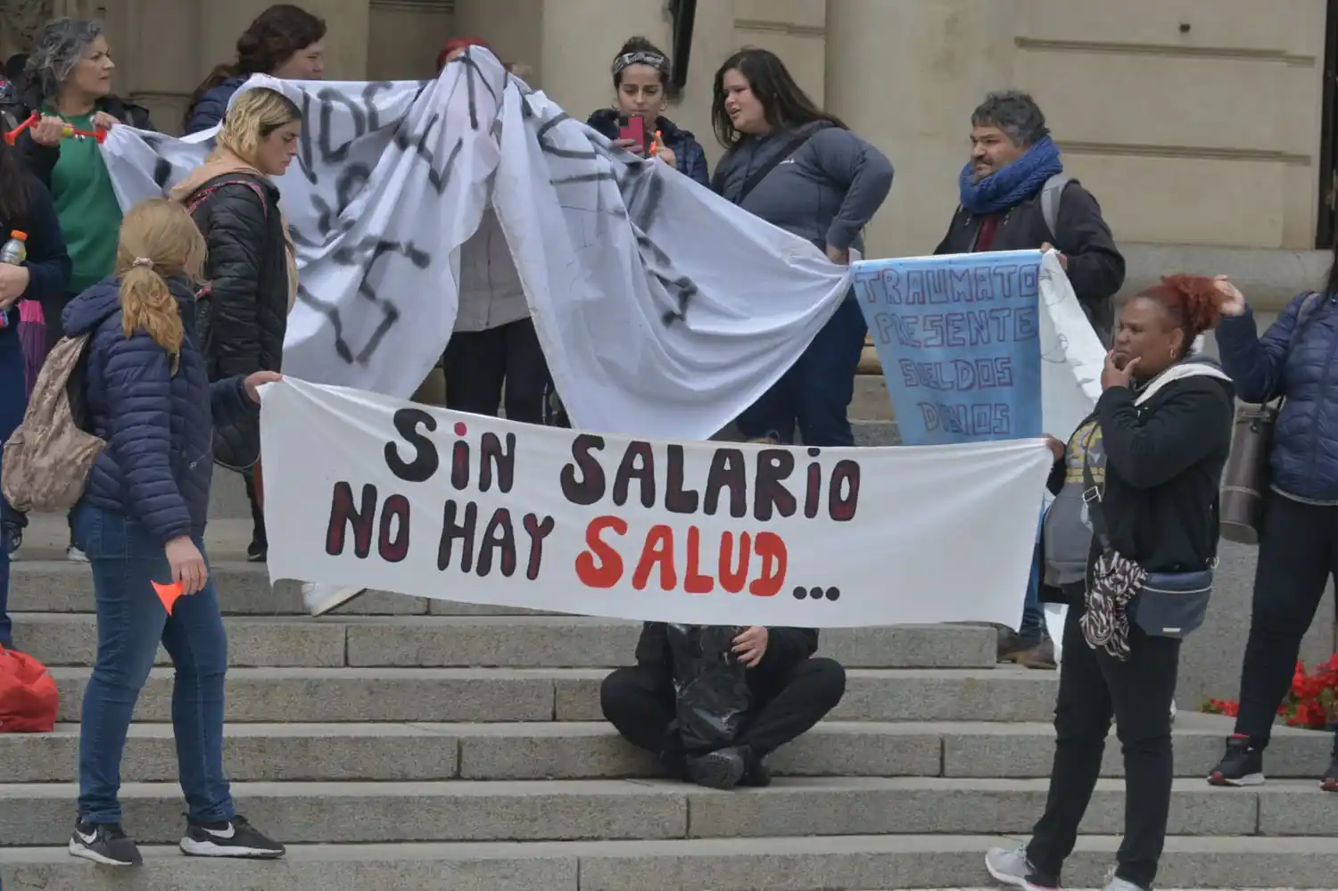 Trabajadores municipales de la salud, convocados a las puertas del Municipio.