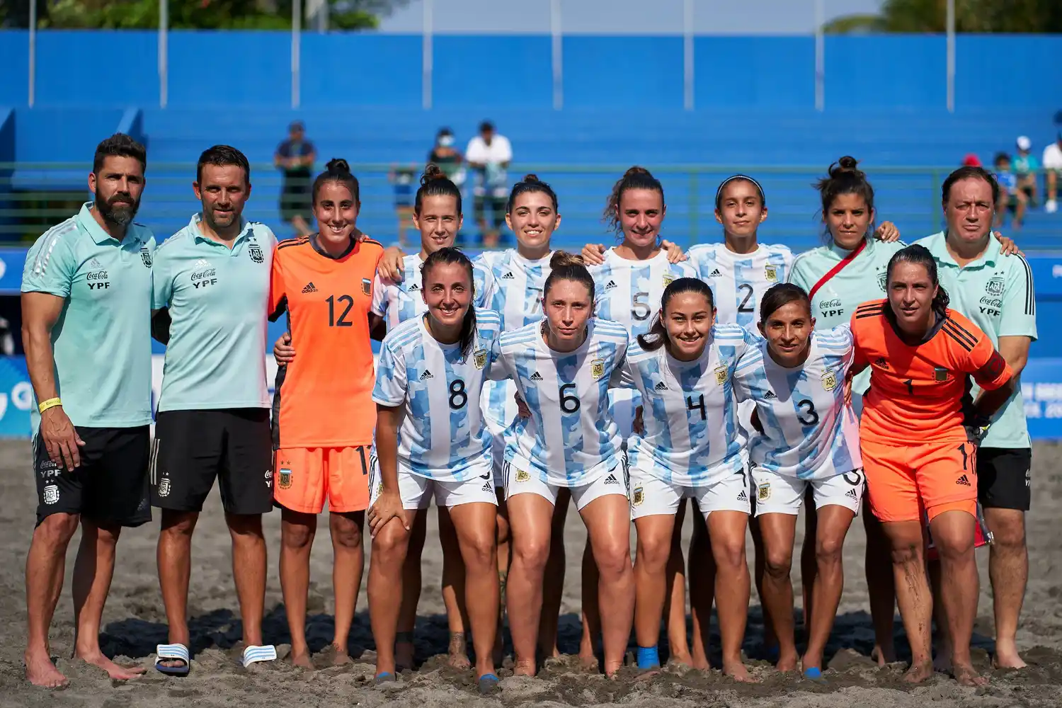 FOTO AFA La selección argentina, con Habarna (penúltima de pie) y Leguizamón (número 8).