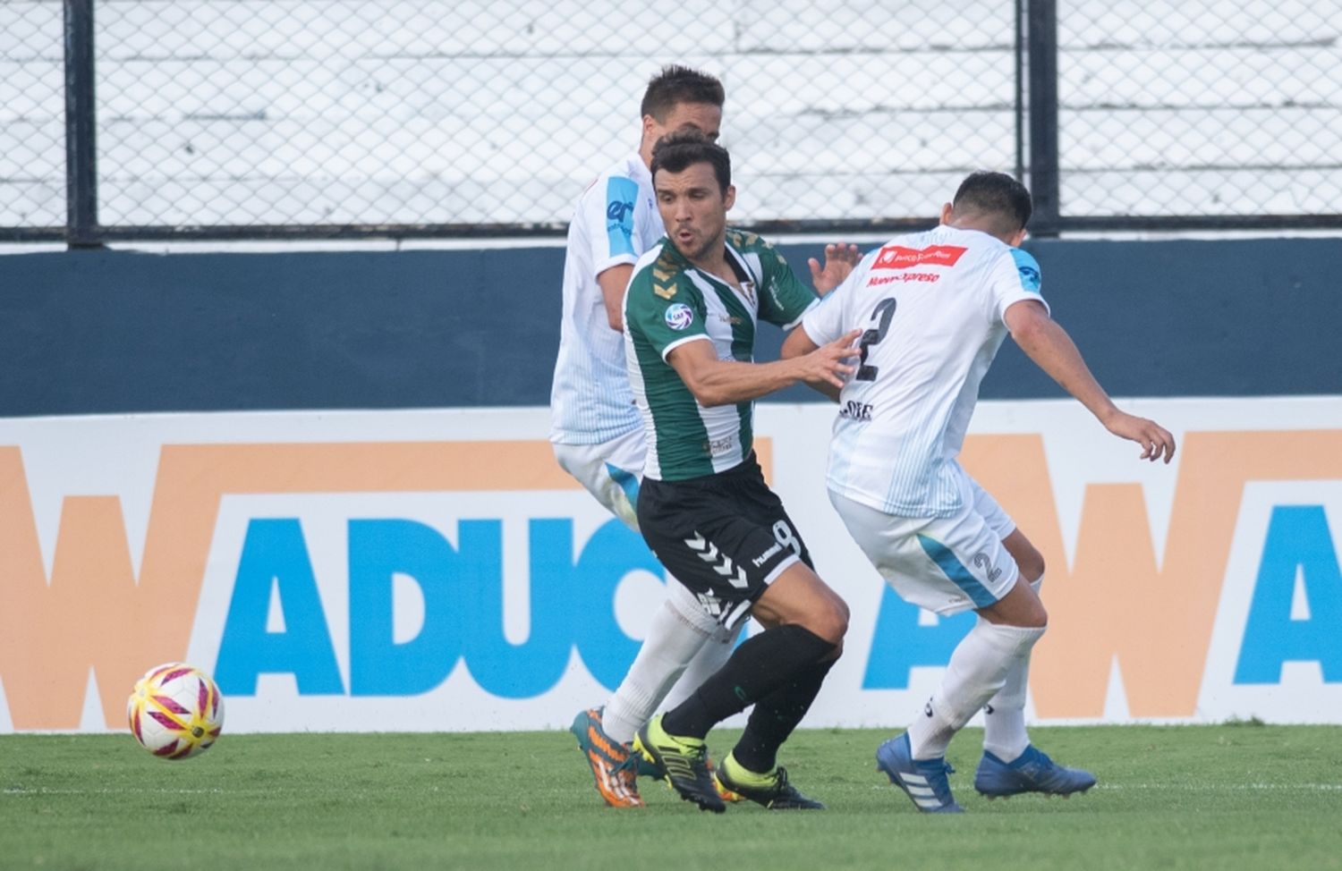 Banfield goleó y se metió en otra ronda