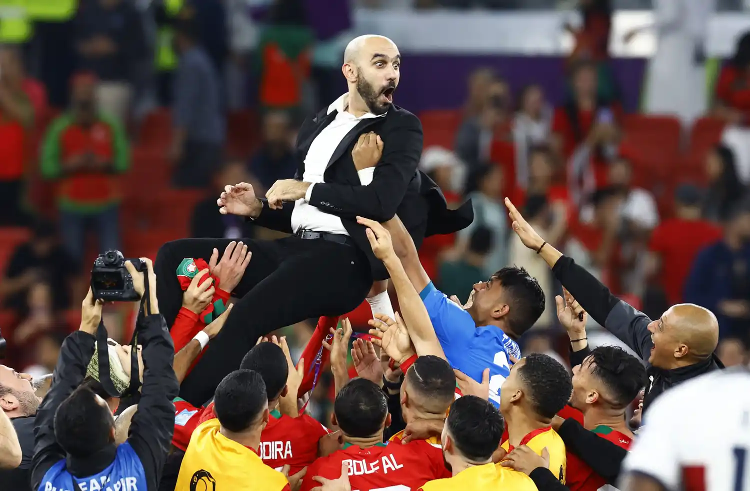 Regragui vuela por los aires, en el festejo final.