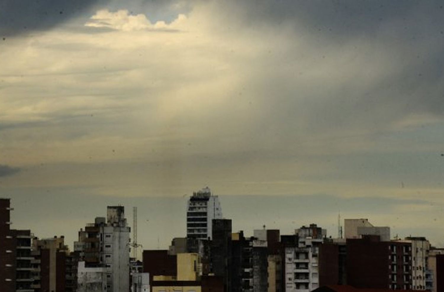 Jueves parcialmente nublado en Rosario con anuncio de posibles chaparrones por la noche