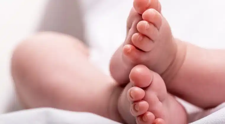 DETIENEN A UNA MUJER POR INFANTICIDIO: parió en su casa y el bebé murió de un golpe en la cabeza 