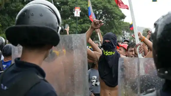 Al menos dos muertos, varios heridos y detenidos es el saldo de las protestas de este lunes