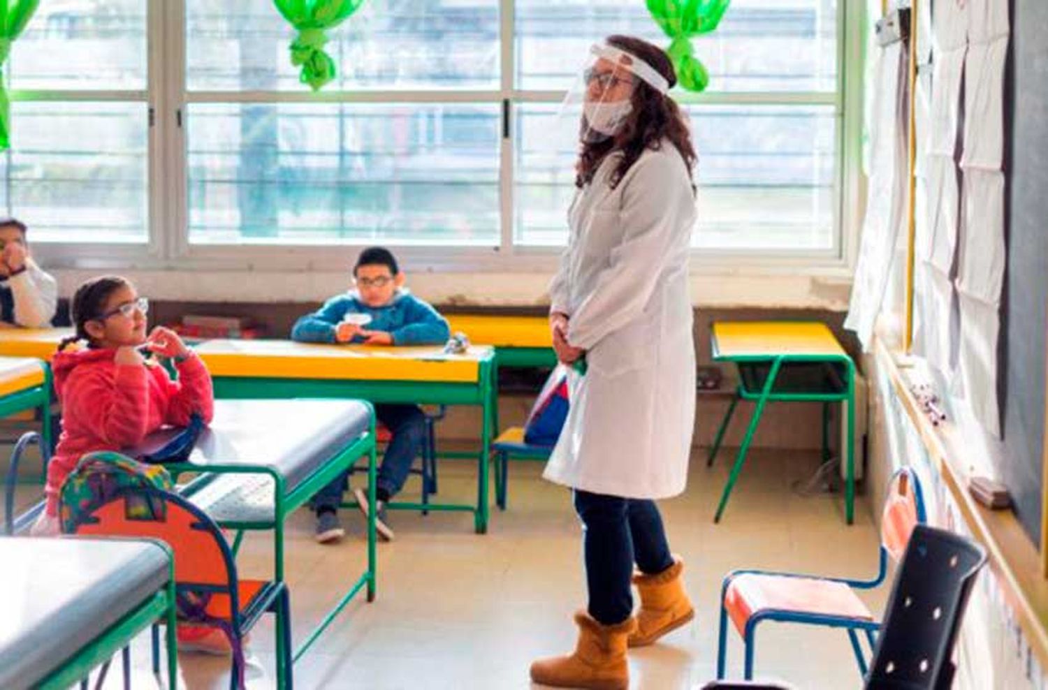 Piden que docentes no sean incluidos en las burbujas: "La presencialidad parece ser la excepción"