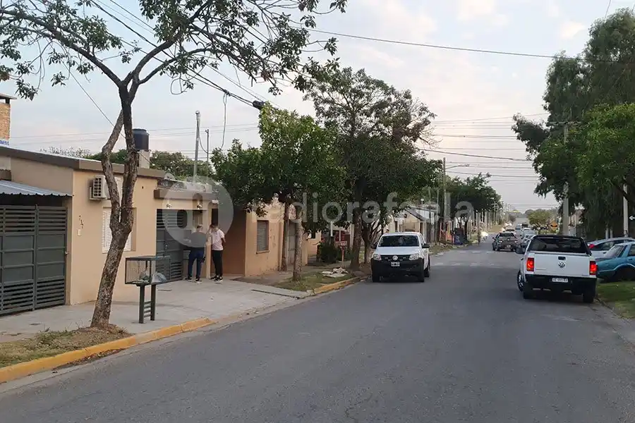 Entraron a un departamento en Villa Podio, redujeron a una mujer y terminaron huyendo