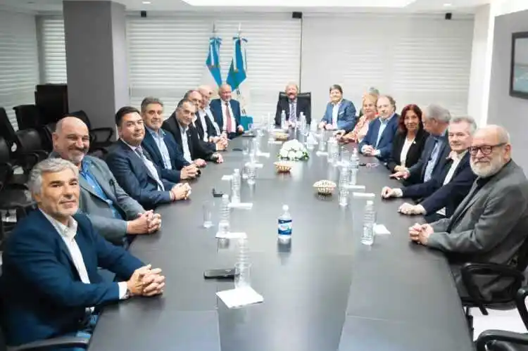 Acuerdo de capacitación entre el Ministerio de 
Economía y la Escuela de Negocios de la CAME