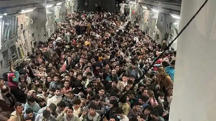 En realidad eran 823 pasajeros: la odisea del avión de EE.UU. que partió abarrotado de Afganistán