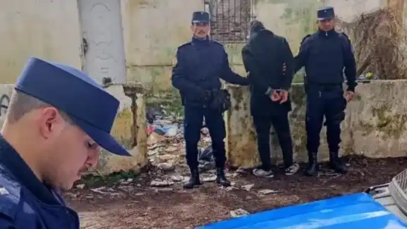 Lo atraparon masturbándose frente a niños en la calle y terminó detenido