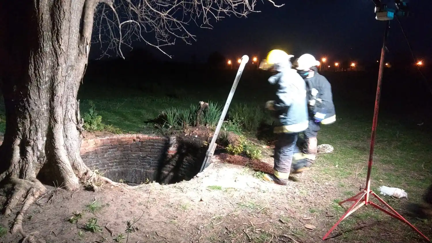 Los bomberos de Gualeguaychú rescataron a un perro que se había caído dentro de un pozo