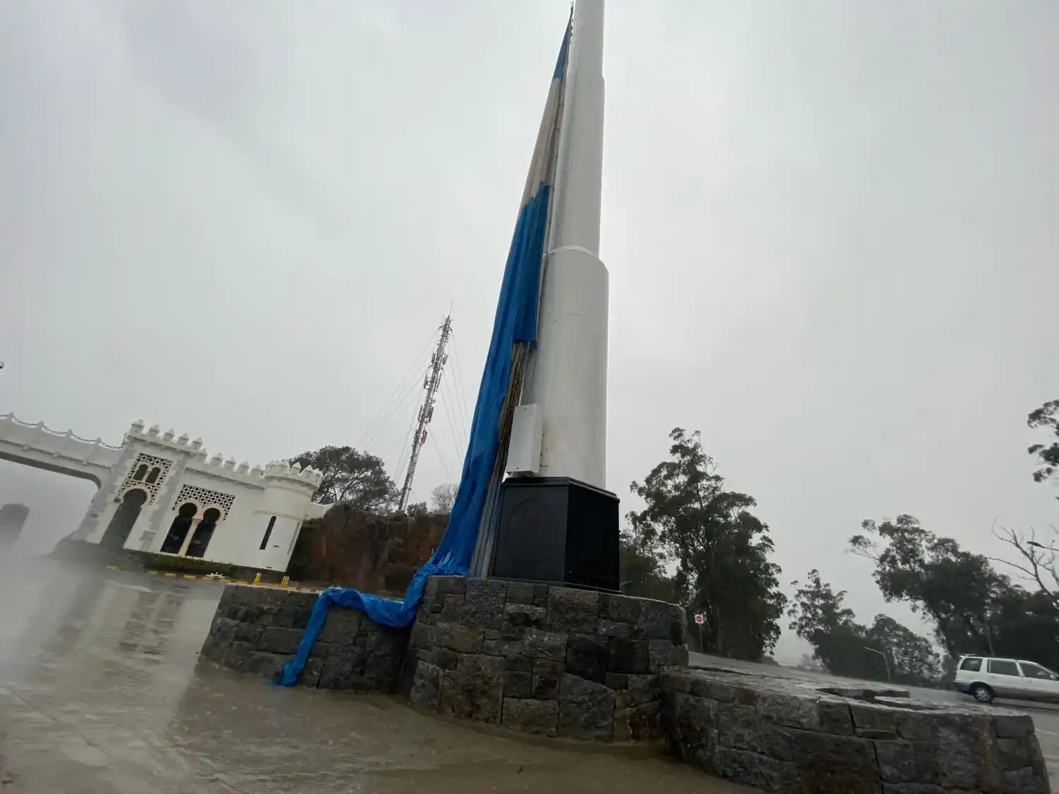 La bandera se vio afectada por la tormenta.