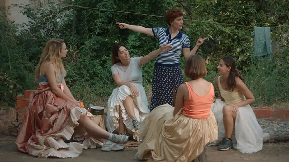 Las chicas están bien. Un cuento de verano sobre la convivencia entre cuatro actrices y una escritora