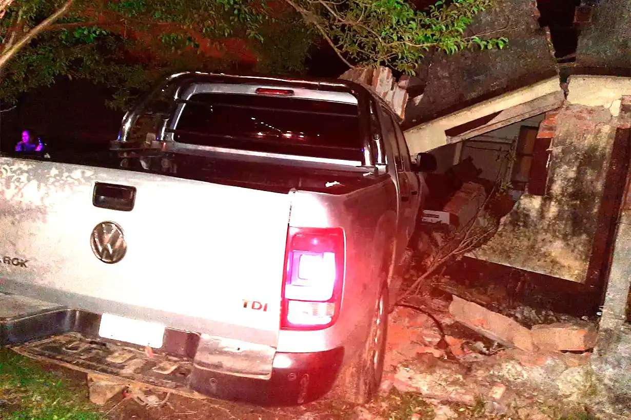 Dirigente sindicalista chocó una casa, agredió a la policía y terminó preso: tenía 1,5 de alcohol en sangre