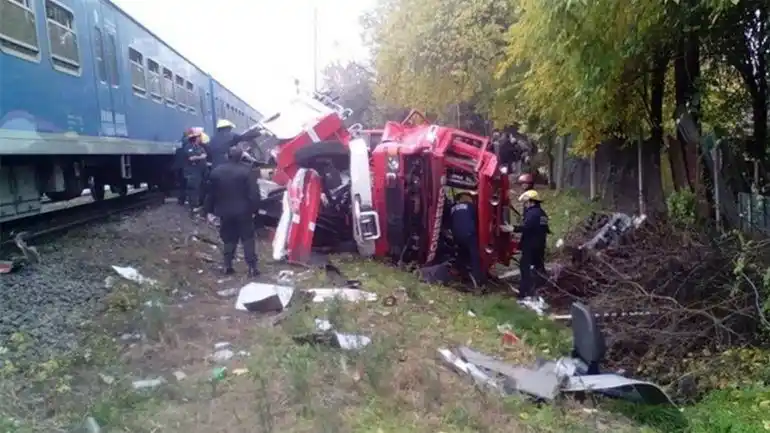 San Miguel: Tren arrolló autobomba que iba a apagar un incendio