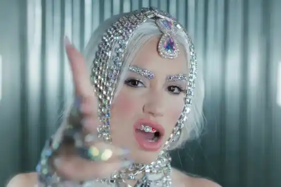 Lali lanzó "Cómprame un brishito" a días de presentarse en un Vélez