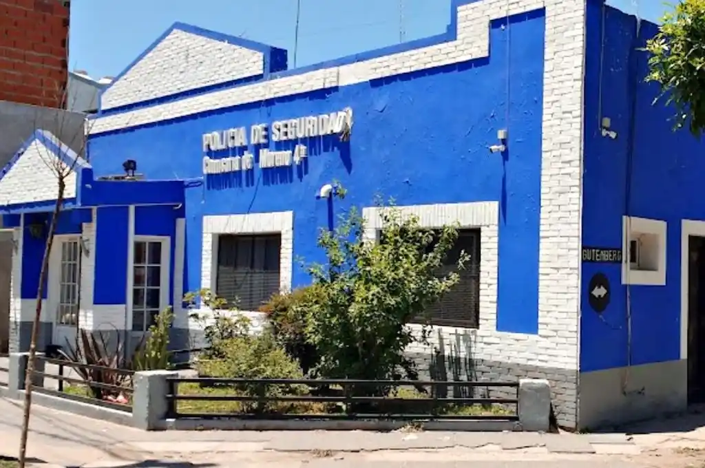 Motín en una comisaría de Moreno: 30 presos tienen a un policía como rehén