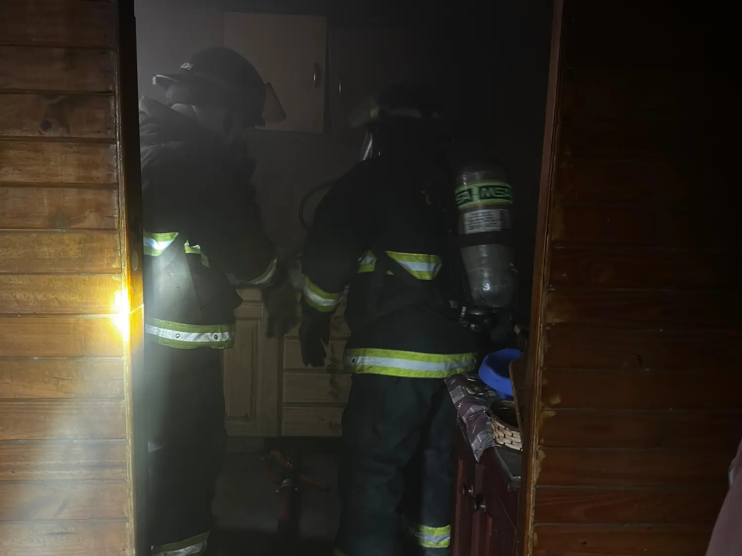 Gran susto en una casa de Rafaela: un horno prendido con cosas olvidadas generó humo y presencia de bomberos