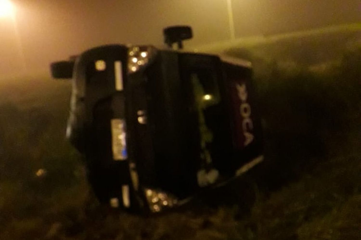 Producto de la densa niebla, volcó una camioneta de un correo privado en la Ruta 14