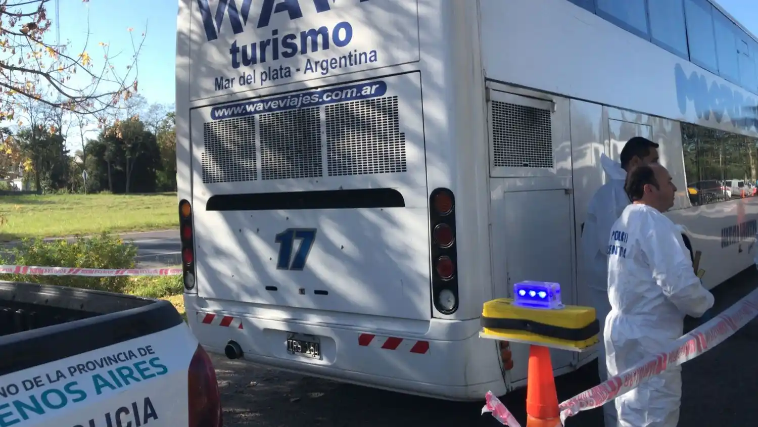 Ni robo ni ataque mafioso: Creen que el ataque a dos micros en Ruta 2 estaba dirigido a la barra de Aldosivi