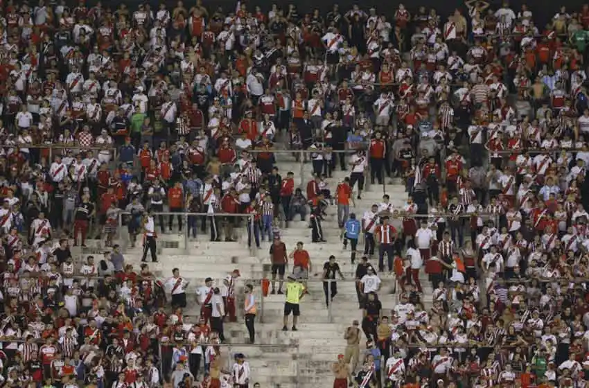 Hallaron a un hincha sin vida en las inmediaciones del Monumental