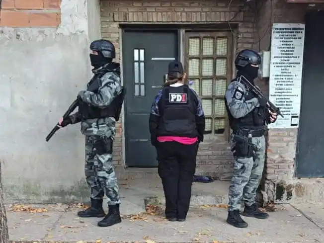 Tres personas fueron detenidas en una serie de allanamientos por amenazas en en los barrios Stella Maris y La Bombacha