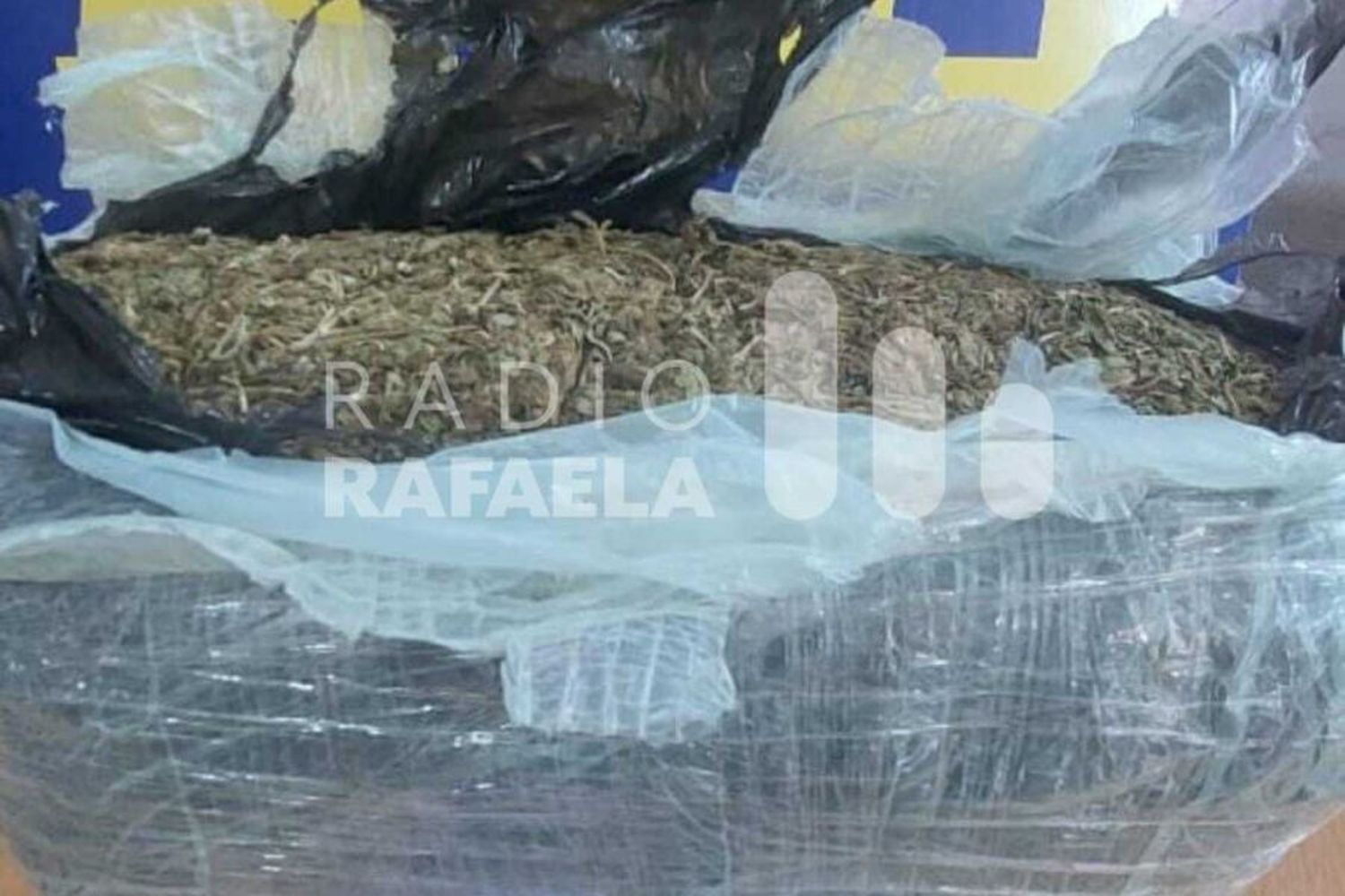 Detienen a una pareja con casi un kilo y medio de marihuana