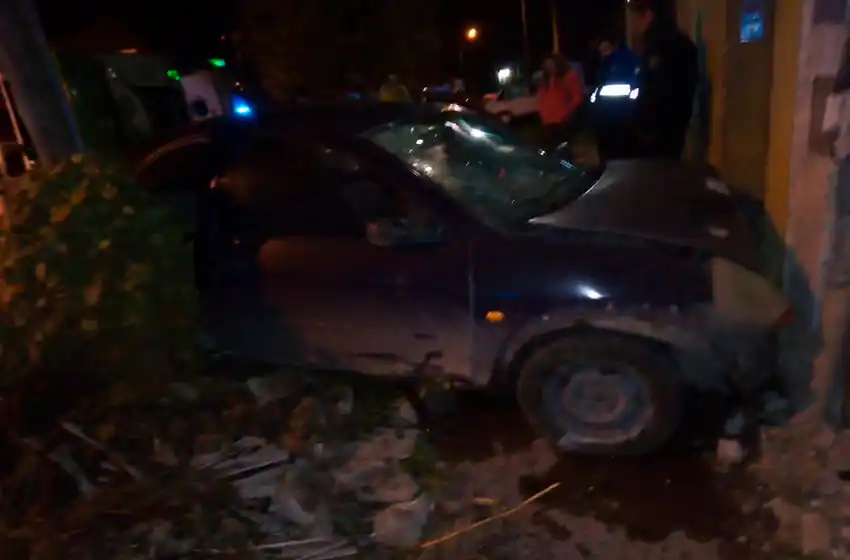 ¿Restricciones para circular?: se fugan de un control y chocan contra la pared de una casa a la madrugada