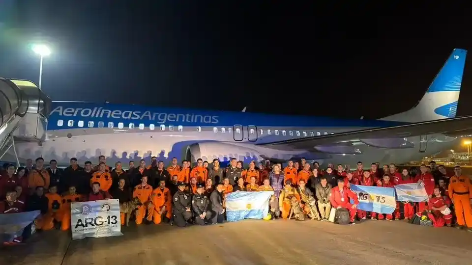 Aerolíneas Argentinas envió un avión carguero y un vuelo con brigadistas a Venezuela