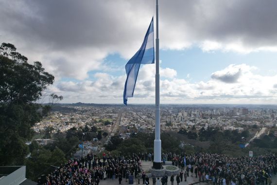 ¿Usan más de una bandera para el mástil del Parque Independencia? La respuesta es sí