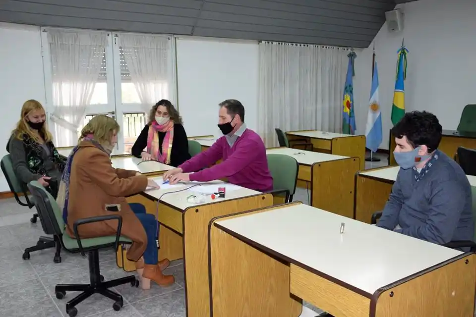 Sigue la entrega de subsidios a escuelas de San Cayetano