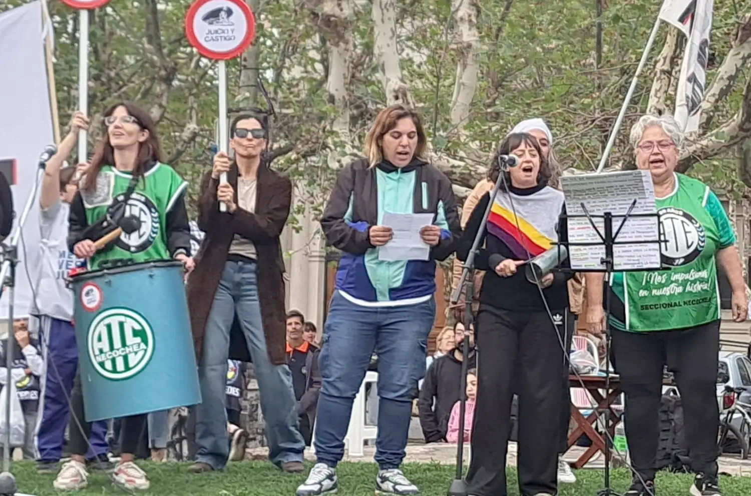 Hijos. Manifestantes de la agrupación se hicieron presentes y cantaron una murga alusiva