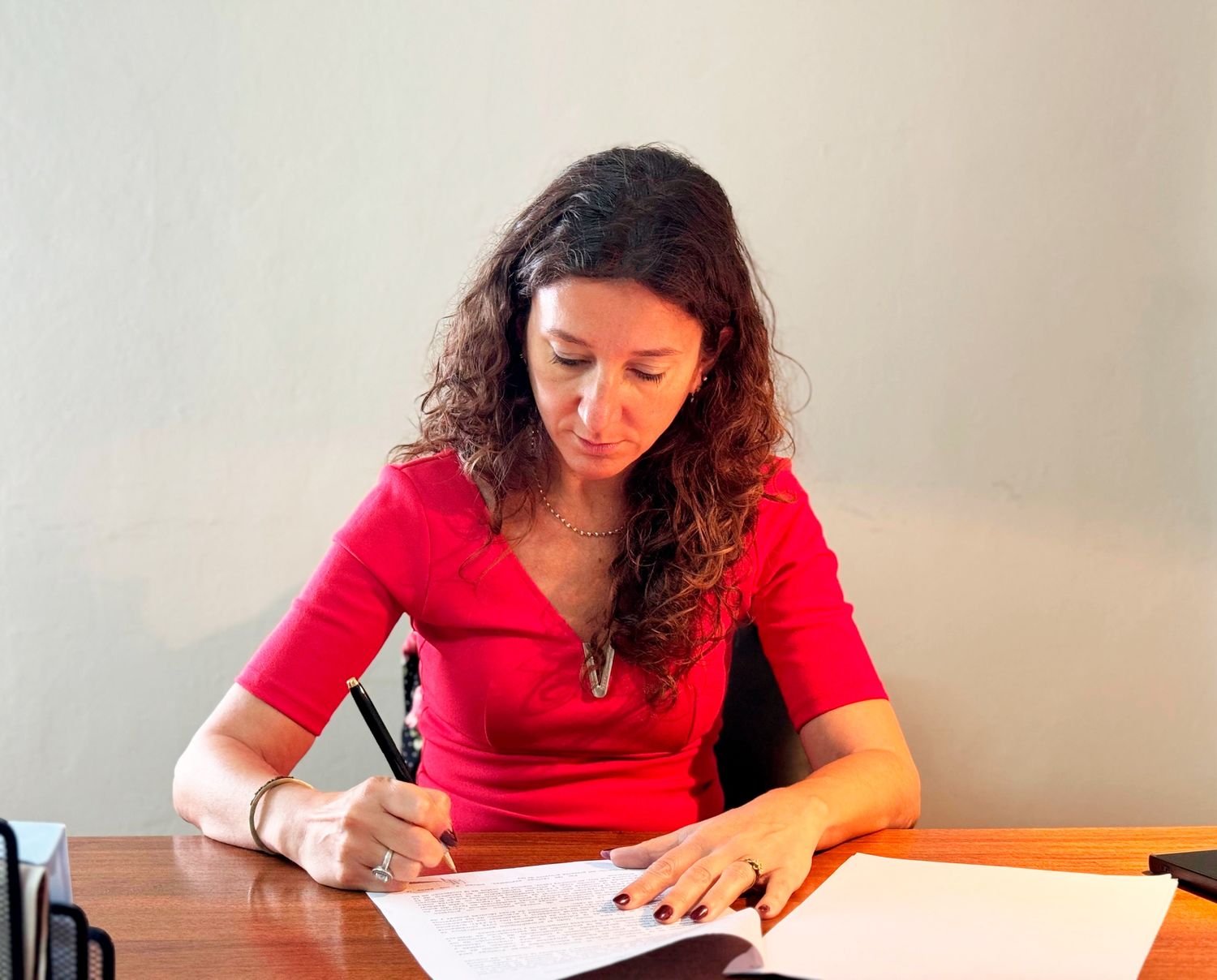 La senadora firmando la denuncia.