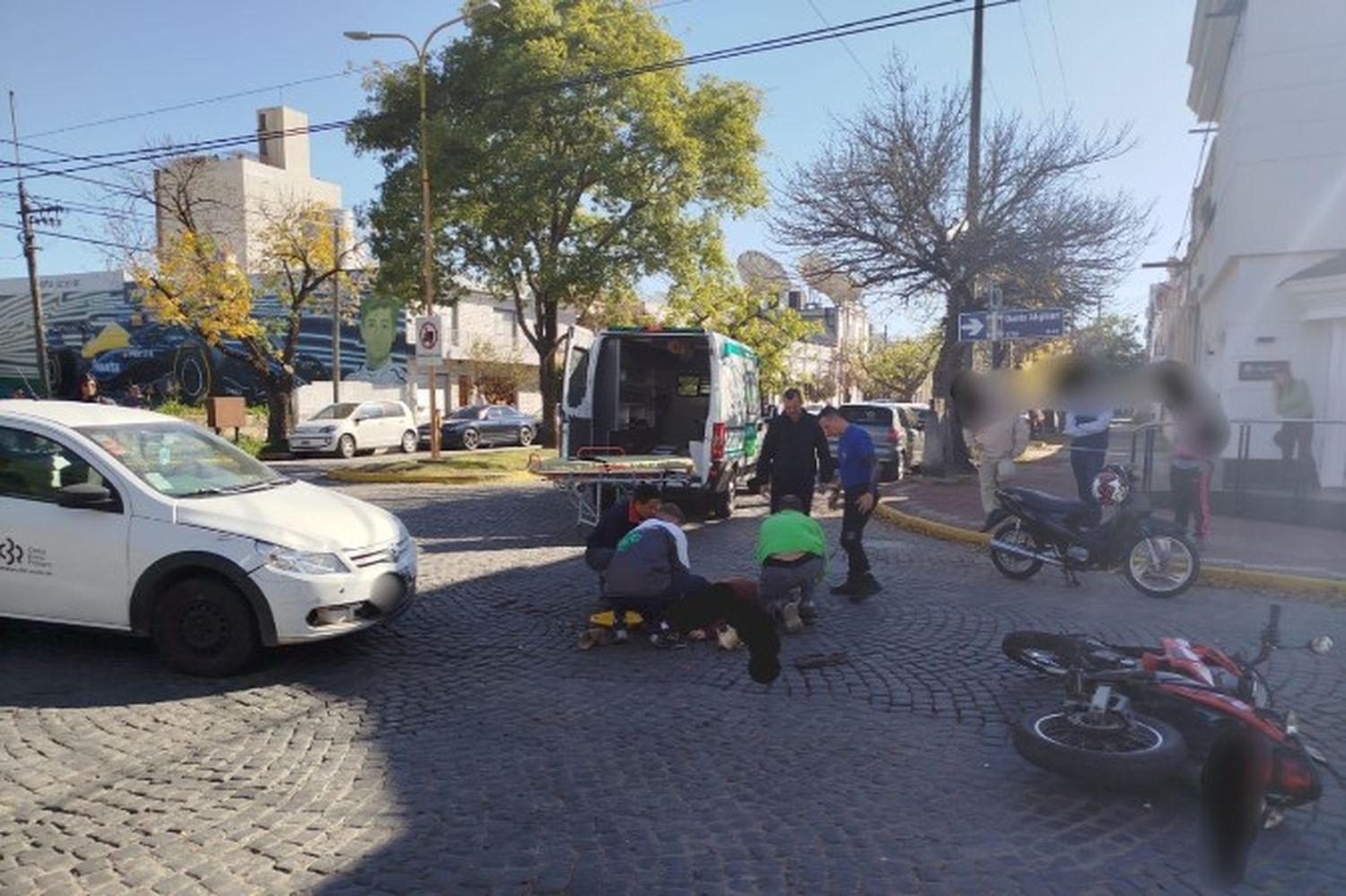 La mujer fue trasladada a una clínica local.