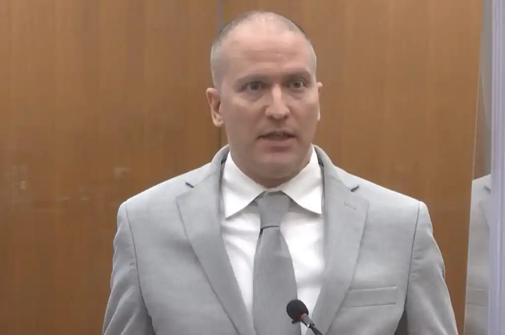 Condenaron a 22 años y medio de prisión al policía que mató a George Floyd