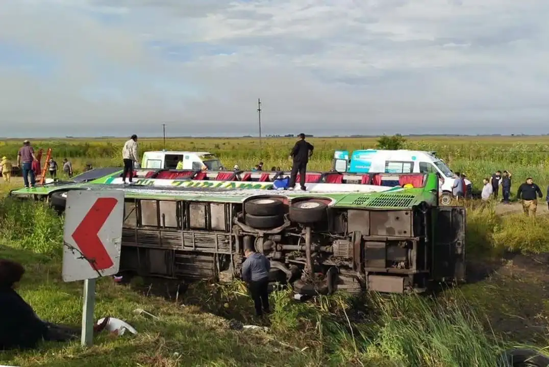 El micro quedó volcado a la vera de la ruta.