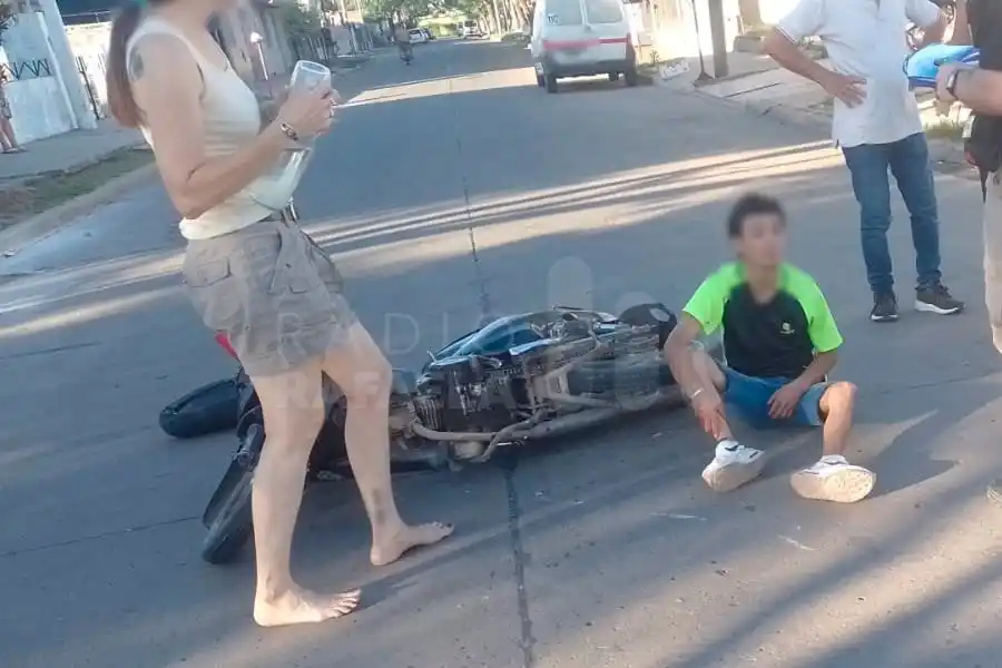 Chocó a un joven en moto y se escapó del lugar: cuadras más tarde la atraparon