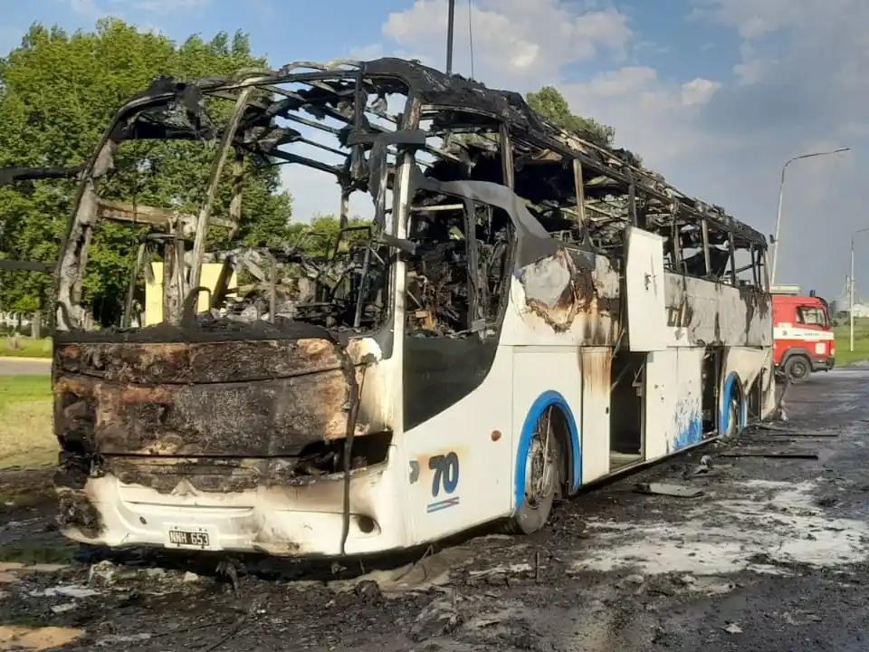 Incendio de un colectivo en Crespo