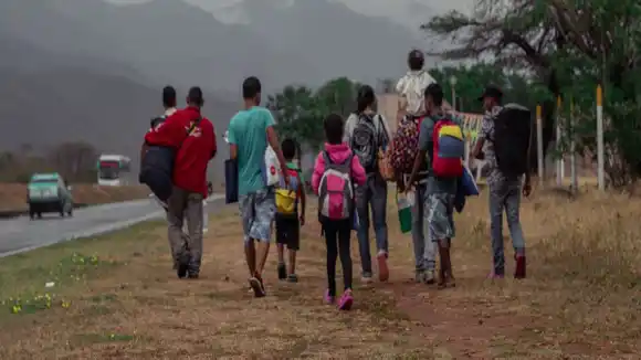 NUEVA CARAVANA con 4.300 migrantes, entre ellos 600 niños sale de México rumbo a EE.UU.