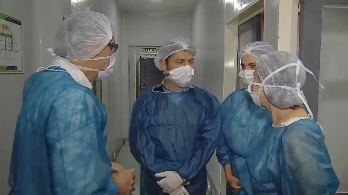 Coronavirus: Axel Kicillof recorrió fábrica estatal de alcohol en gel y anunció reunión con intendentes