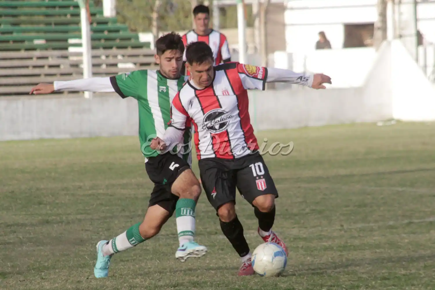 Posesión. Conduce Mauro García ante la marca de David Giménez