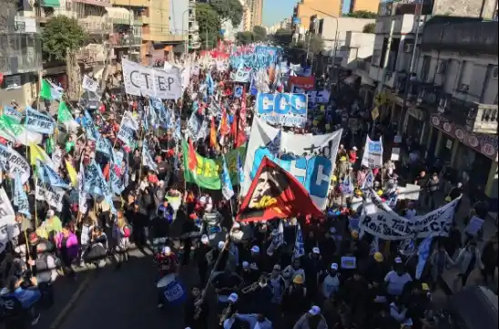 Multitudinaria marcha a Plaza de Mayo por San Cayetano 