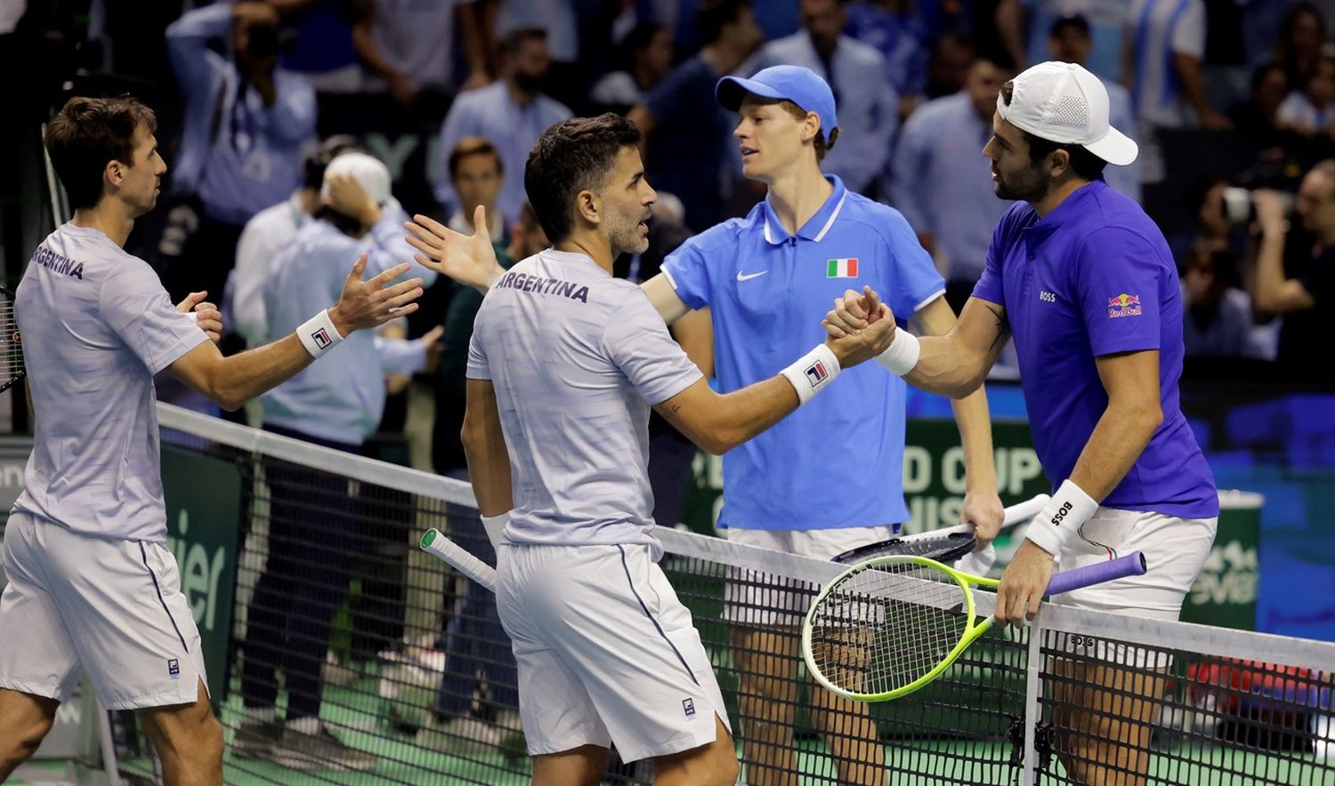 Molteni y González saludan a Sinner y Berrettini (Reuter).