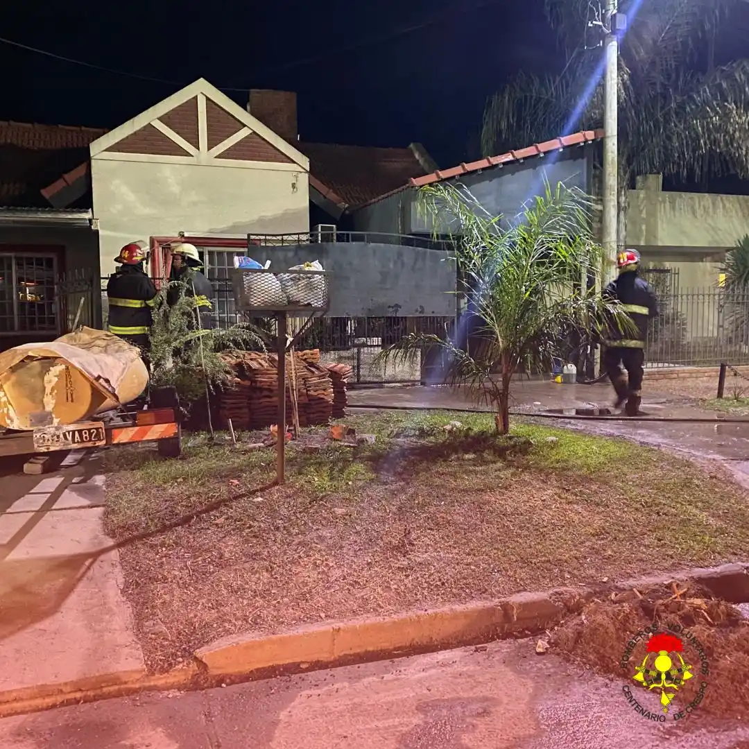 Incendio en vivienda de Crespo: Bomberos Voluntarios actúan rápidamente