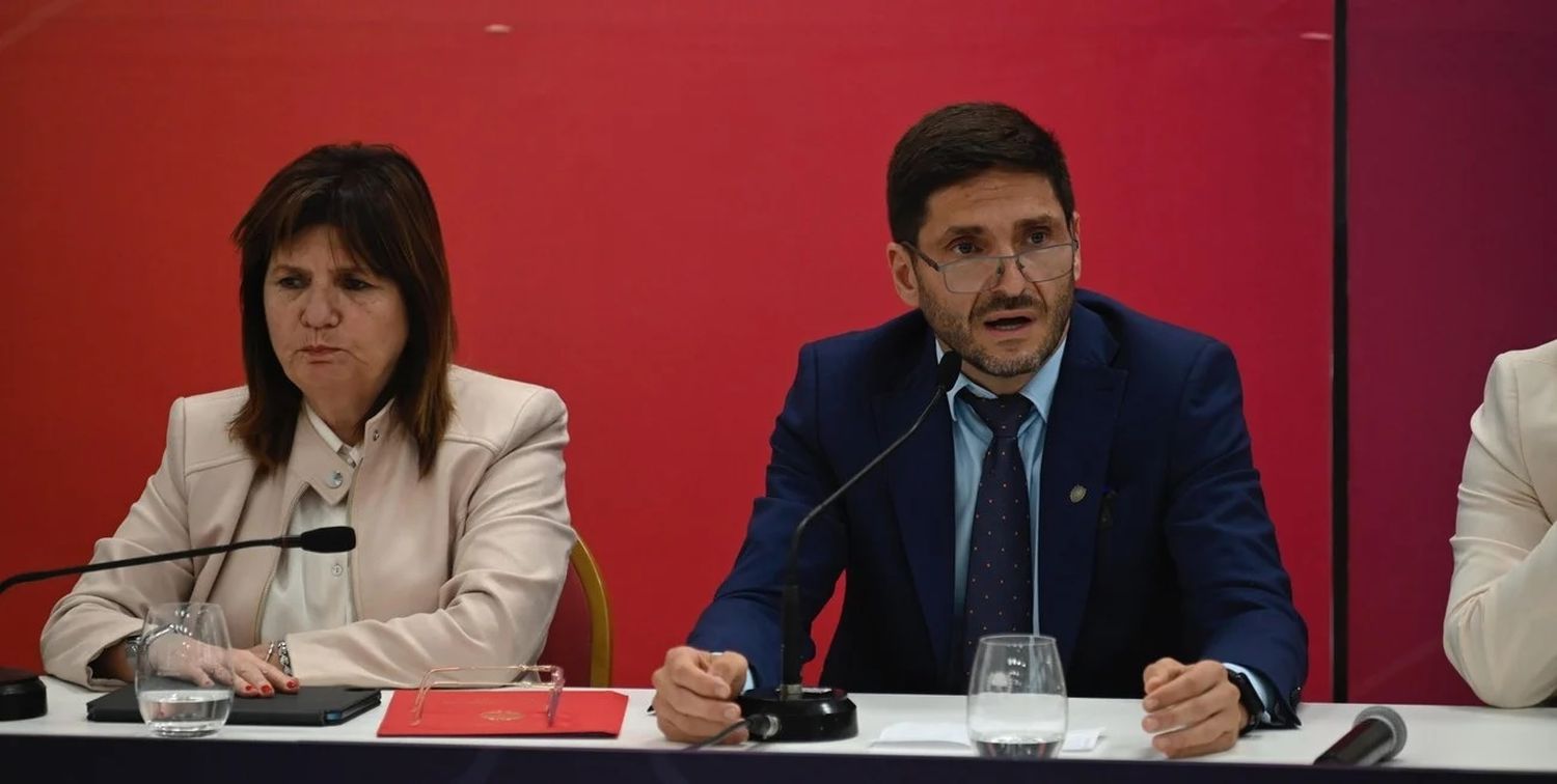 Patricia Bullrich, ministra de Seguridad de la Nación, junto a Maximiliano Pullaro, gobernador de la provincia de Santa Fe. Crédito: Marcelo Manera