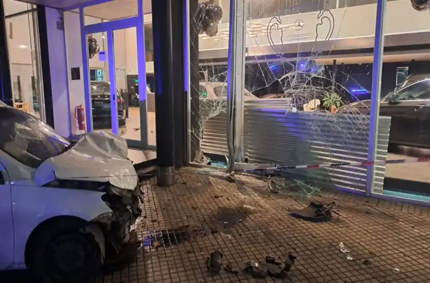 Madrugada violenta: huían de la policía, chocaron contra el frente de una concesionaria y terminaron heridos