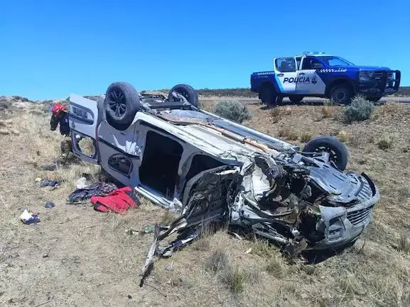 La Renault Kangoo en la que circulaba Alejandro Dus, volcó tras el choque.