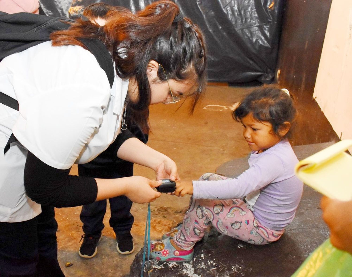 Los equipos municipales realizan controles de salud, acompañamiento escolar y refuerzos nutricionales